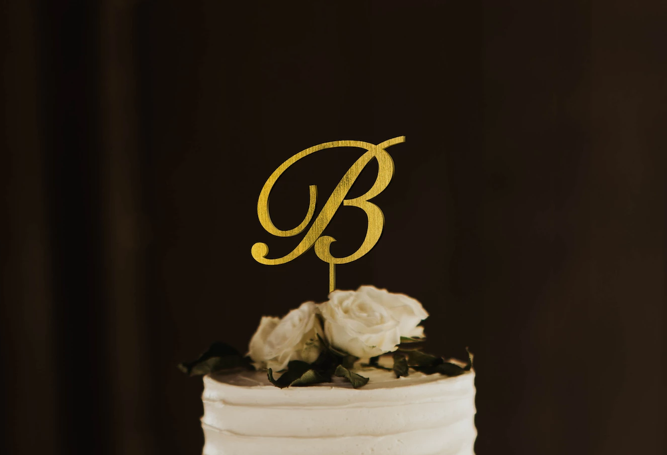 Vinisong Personalized Initial Letter B Golden Cake Topper Wooden Cake  Decoration Wreath Cake Topper Perfect for Birthday Rustic Wedding  Anniversary Keepsake Party Decoration
